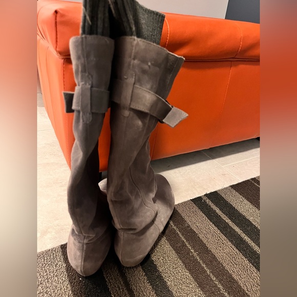 Grey boots - Picture 3 of 3